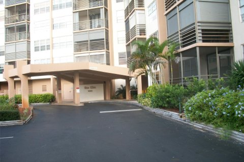 Condo in Pembroke Pines, Florida, 2 bedrooms  № 1174289 - photo 7