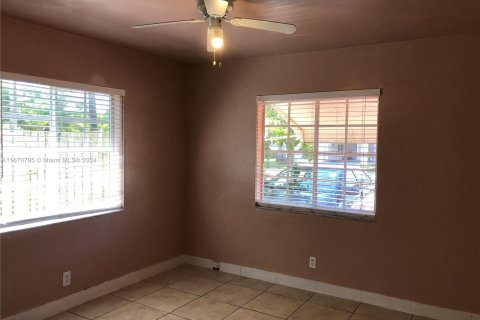 Immobilier commercial à vendre à Hallandale Beach, Floride: 157.84 m2 № 1389964 - photo 4