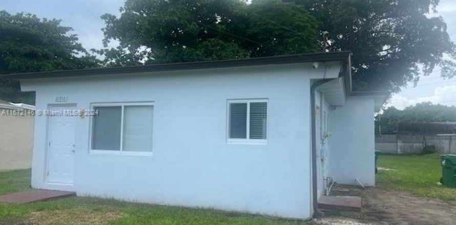 House in Miami, Florida 2 bedrooms, 111.48 sq.m. № 1394339