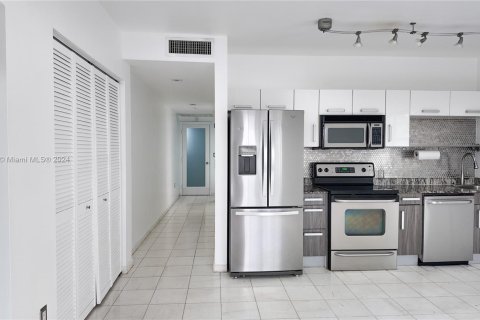 Condo in Miami Beach, Florida, 2 bedrooms  № 1394294 - photo 6