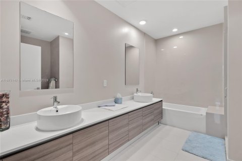 Condo in Miami, Florida, 3 bedrooms  № 1394338 - photo 19