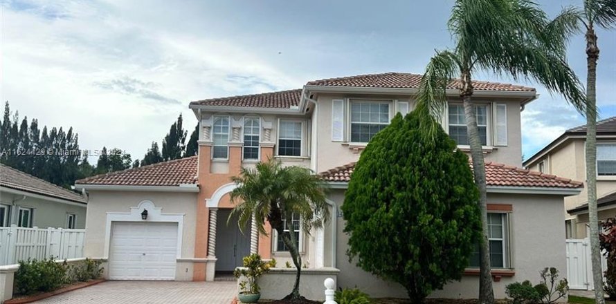 House in Miramar, Florida 5 bedrooms, 335.1 sq.m. № 1271494