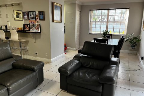 Condo in Pembroke Pines, Florida, 2 bedrooms  № 1271495 - photo 6