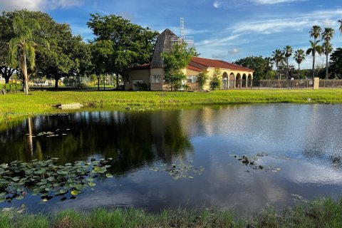 Condo in Pembroke Pines, Florida, 2 bedrooms  № 1271495 - photo 23