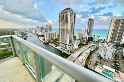 Condo in Hallandale Beach, Florida, 3 bedrooms  № 522400 - photo 1