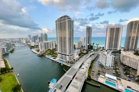 Copropriété à vendre à Hallandale Beach, Floride: 3 chambres, 146.51 m2 № 522400 - photo 4