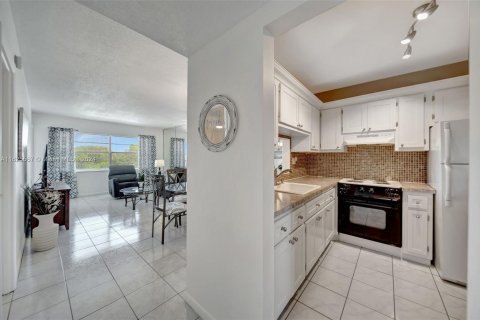 Condo in Lauderhill, Florida, 1 bedroom  № 1282359 - photo 11