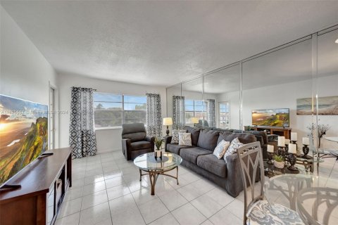 Condo in Lauderhill, Florida, 1 bedroom  № 1282359 - photo 3