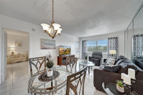 Condo in Lauderhill, Florida, 1 bedroom  № 1282359 - photo 1