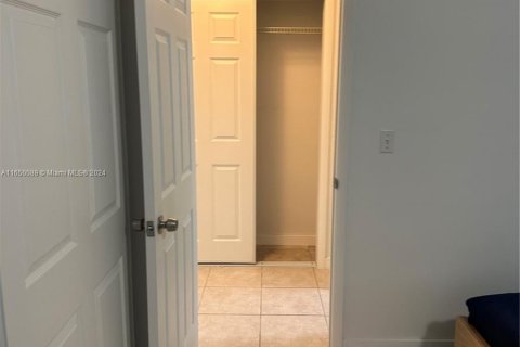 Condo in Hallandale Beach, Florida, 1 bedroom  № 1332491 - photo 16