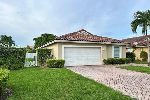 House in Miami, Florida 3 bedrooms, 177.07 sq.m. № 1332586 - photo 2