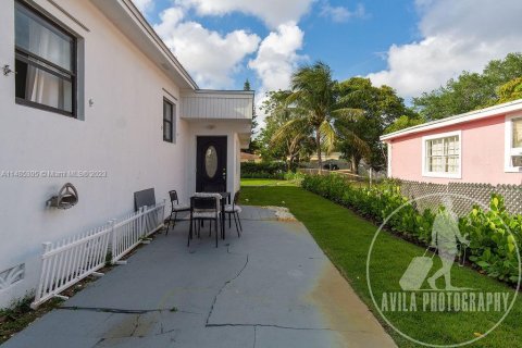 House in North Miami, Florida 5 bedrooms, 195.75 sq.m. № 836854 - photo 27