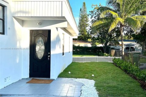 House in North Miami, Florida 5 bedrooms, 195.75 sq.m. № 836854 - photo 28