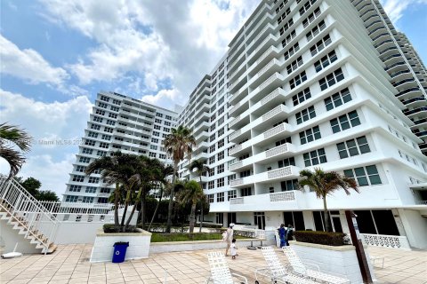 Condo in Miami Beach, Florida, 1 bedroom  № 1222181 - photo 21