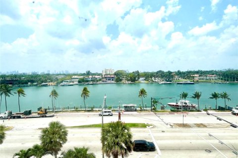 Condo in Miami Beach, Florida, 1 bedroom  № 1222181 - photo 12