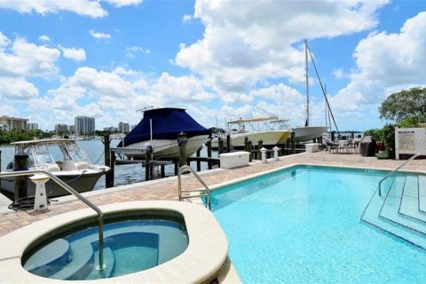 Condo in Sarasota, Florida, 2 bedrooms  № 218213 - photo 5