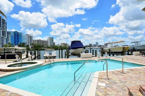 Condominio en alquiler en Sarasota, Florida, 2 dormitorios, 170.66 m2 № 218213 - foto 8