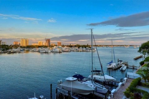 Condo in Sarasota, Florida, 2 bedrooms  № 218213 - photo 2