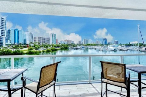 Condominio en alquiler en Sarasota, Florida, 2 dormitorios, 170.66 m2 № 218213 - foto 1