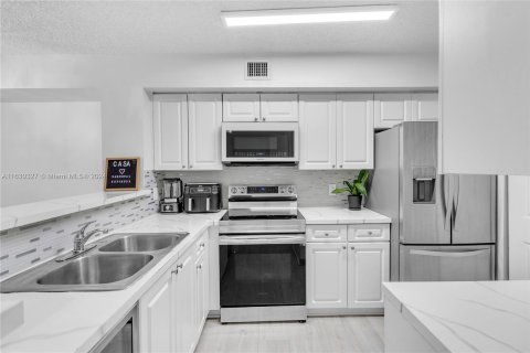 Condo in Miramar, Florida, 3 bedrooms  № 1290832 - photo 9