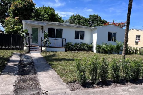 House in North Miami Beach, Florida 3 bedrooms, 117.06 sq.m. № 1290739 - photo 1