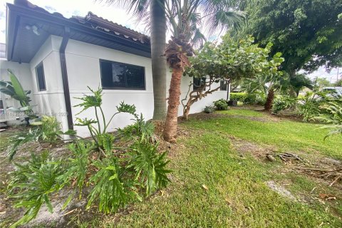 House in Hollywood, Florida 4 bedrooms, 246.84 sq.m. № 829885 - photo 8