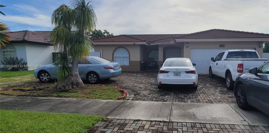 House in Miami, Florida 4 bedrooms, 153.66 sq.m. № 1380099