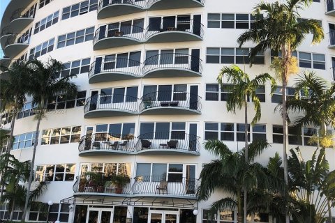 Condominio en alquiler en Fort Lauderdale, Florida, 2 dormitorios, 78.97 m2 № 1270610 - foto 1