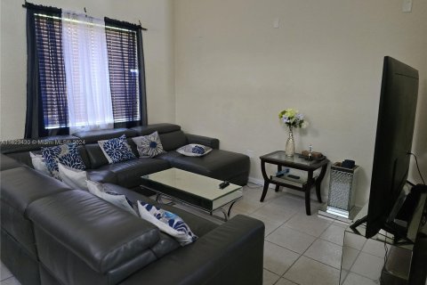 Casa en venta en Miami Gardens, Florida, 4 dormitorios, 226.77 m2 № 1270569 - foto 9