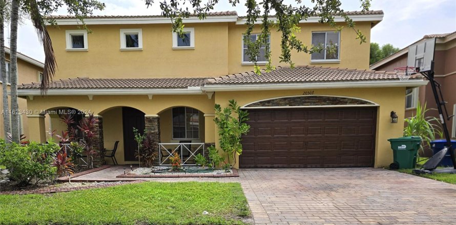 House in Miami Gardens, Florida 4 bedrooms, 226.77 sq.m. № 1270569