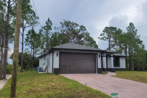 House in Lehigh Acres, Florida 3 bedrooms, 134.99 sq.m. № 1352244 - photo 3