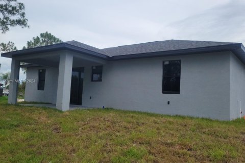 House in Lehigh Acres, Florida 3 bedrooms, 134.99 sq.m. № 1352244 - photo 4