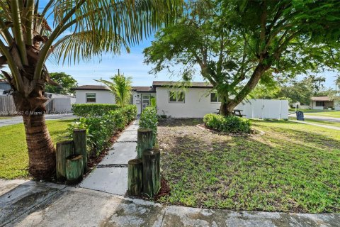 House in Cutler Bay, Florida 3 bedrooms, 93.18 sq.m. № 1351804 - photo 1