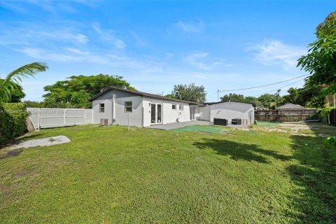 House in Cutler Bay, Florida 3 bedrooms, 93.18 sq.m. № 1351804 - photo 24