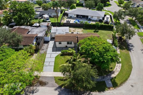 House in Cutler Bay, Florida 3 bedrooms, 93.18 sq.m. № 1351804 - photo 3