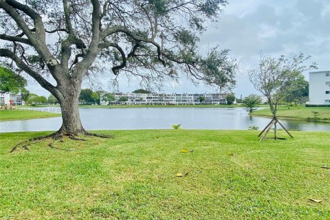 Condo in Deerfield Beach, Florida, 1 bedroom  № 1348365 - photo 1