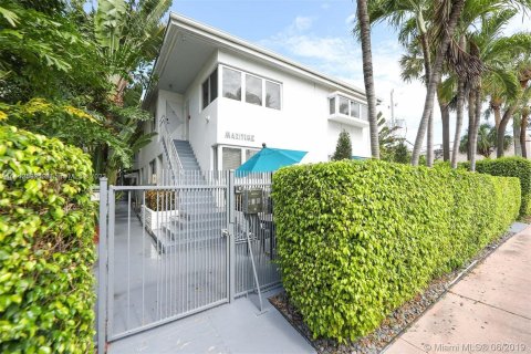 Condo in Miami Beach, Florida, 1 bedroom  № 686289 - photo 1