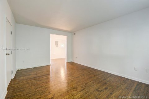 Condo in Miami Beach, Florida, 1 bedroom  № 686289 - photo 19