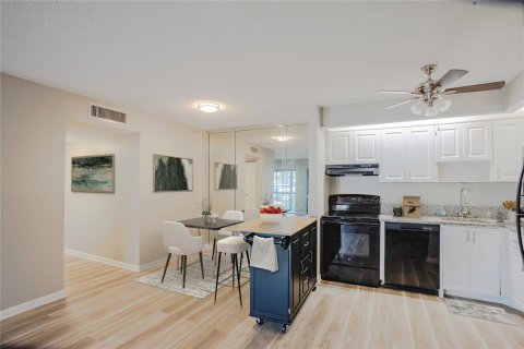 Condo in Tamarac, Florida, 2 bedrooms  № 996071 - photo 9