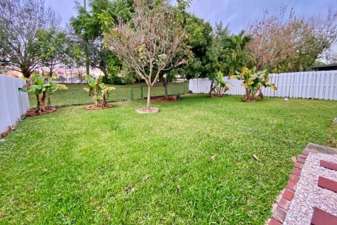 House in Pembroke Pines, Florida 3 bedrooms, 190.26 sq.m. № 996041 - photo 7