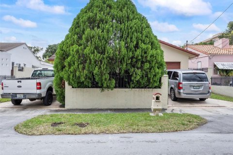 House in Miami, Florida 3 bedrooms, 163.23 sq.m. № 923931 - photo 3