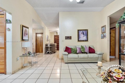 House in Miami, Florida 3 bedrooms, 163.23 sq.m. № 923931 - photo 14