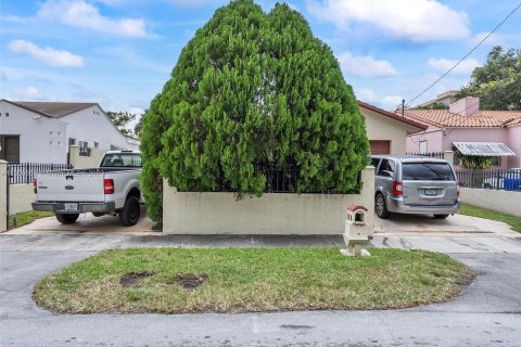 House in Miami, Florida 3 bedrooms, 163.23 sq.m. № 923931 - photo 4