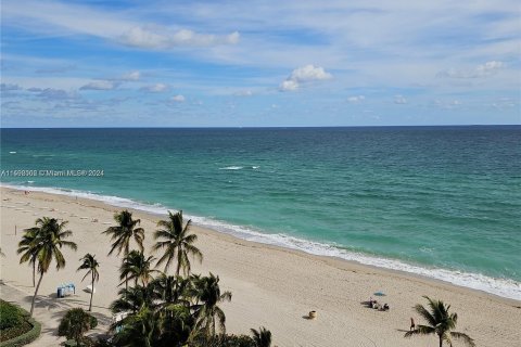 Studio in the Condo in Hollywood, Florida  № 1206561 - photo 8