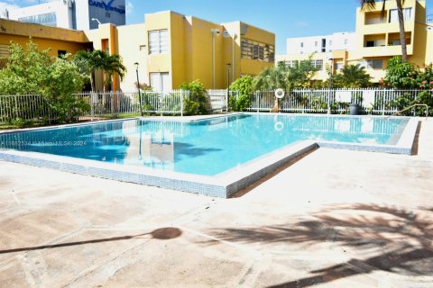 Condominio en venta en Hialeah, Florida, 2 dormitorios, 83.89 m2 № 1415528 - foto 2