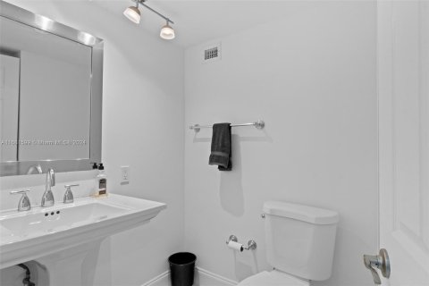 Condo in Miami Beach, Florida, 1 bedroom  № 1412209 - photo 15