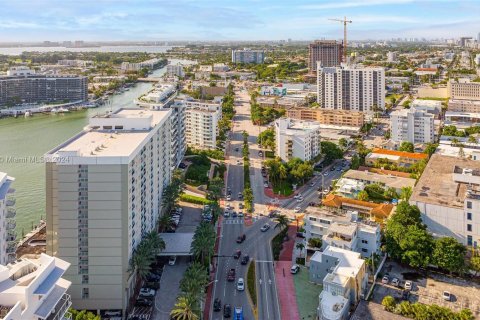 Condo in Miami Beach, Florida, 1 bedroom  № 1412209 - photo 2