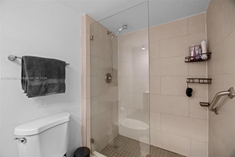 Condo in Miami Beach, Florida, 1 bedroom  № 1412209 - photo 25