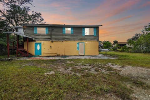 House in New Port Richey, Florida 4 bedrooms, 169.45 sq.m. № 1353436 - photo 1