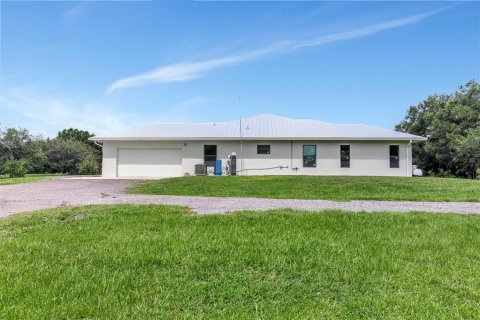 House in Okeechobee, Florida 4 bedrooms, 218.78 sq.m. № 1302393 - photo 3